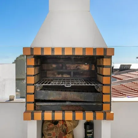 Будинок відпочинку Typical Fisherman's With Amazing Sea Views! Албуфейра